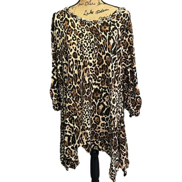 VIP Knit by Avenue leopard print top Pre owned - Picture 1 of 7